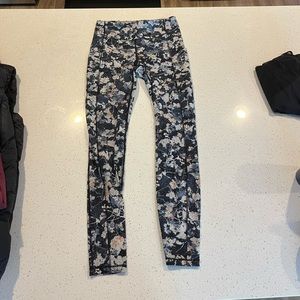 Lululemon leggings with pockets on each side and back pocket